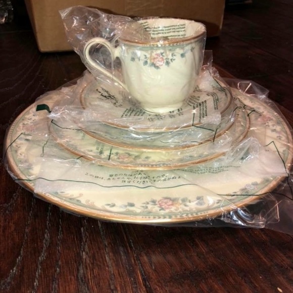 Lenox Spring Vista China 
Brand New
5 Piece Place Setting - Picture 3 of 3